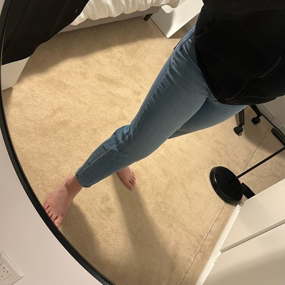 ABERCROMBIE • Curve Love High Rise Mom Jean in Medium • 28 - Picture 4 of 4